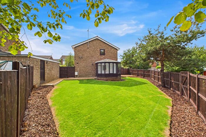 3 Bedroom Semi-Detached House For Sale In Grasmere Way, Linslade, LU7