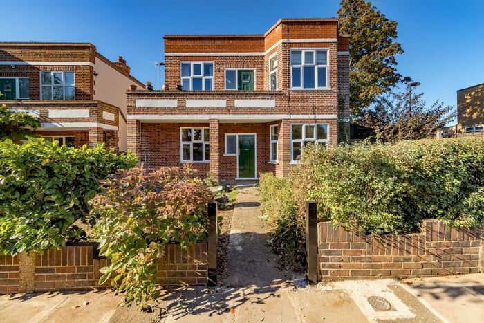 2 Bedroom Flat To Rent In Meadway, Twickenham, TW2