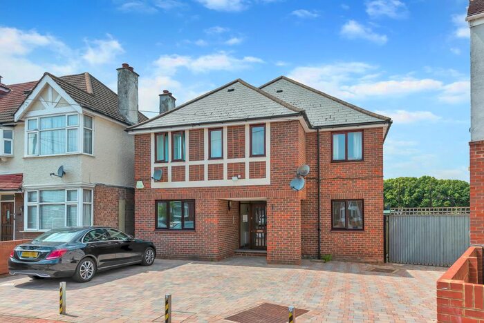 3 Bedroom Flat To Rent In Fishponds Road, London, SW17