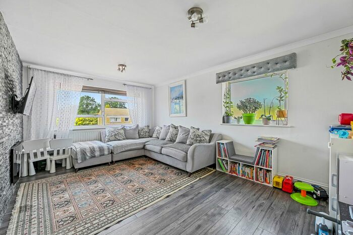 2 Bedroom Flat To Rent In Withy Lane, Ruislip, HA4