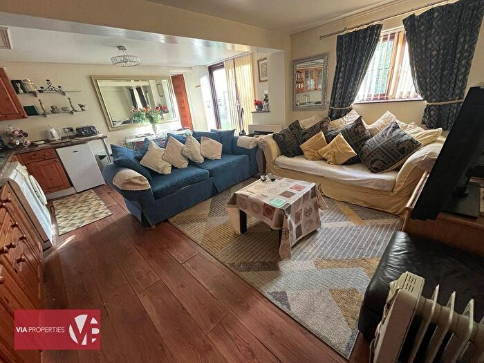 2 Bedroom Bungalow For Sale In Burford Street, Hoddesdon, EN11
