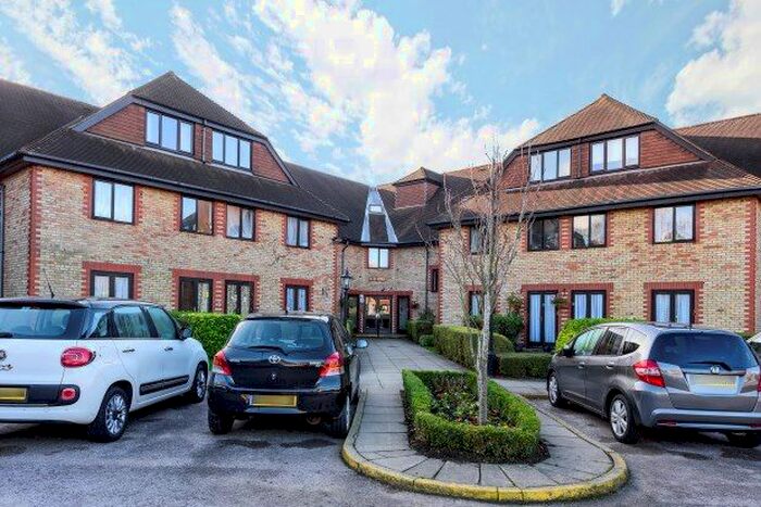1 Bedroom Flat To Rent In Deer Park Way, West Wickham BR4