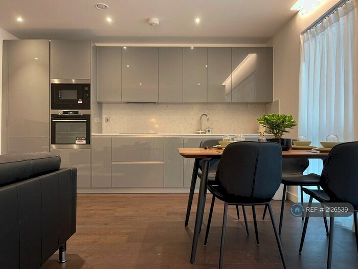 2 Bedroom Flat To Rent In Lancaster Way, London, SW11