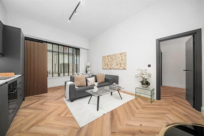 2 Bedroom Apartment For Sale In Old Castle Street, London, E1