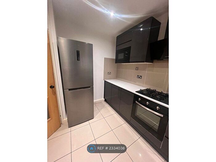 3 Bedroom Flat To Rent In Willington Road, London, SW9