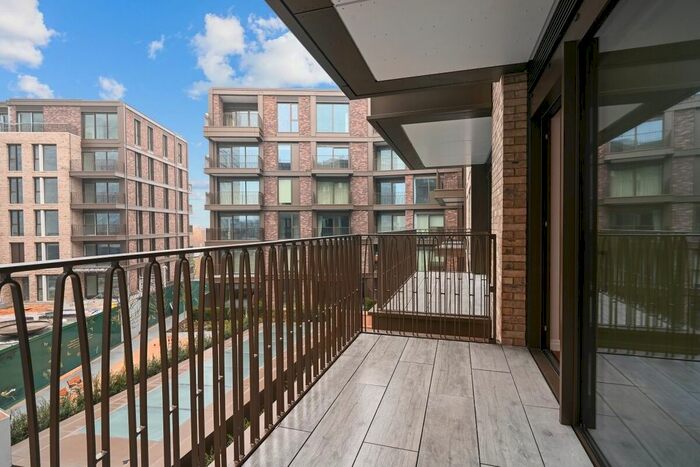 2 Bedroom Flat For Sale In Hampton House, Michael Road, Kings Road Park, SW6