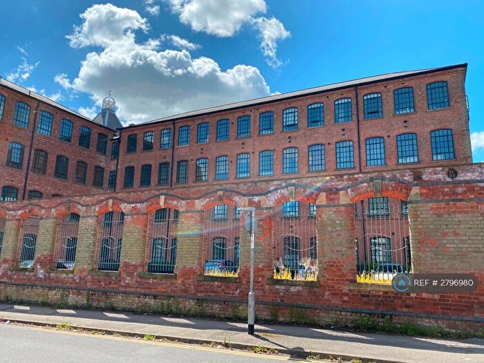 2 Bedroom Flat To Rent In Raleigh Square, Nottingham, NG7