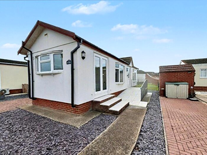 2 Bedroom Park Home For Sale In Great Postion Creek Road, Canvey Island, SS8