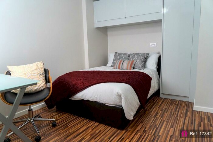 7 Bedroom Terraced House To Rent In Crofton Street, Manchester, M14