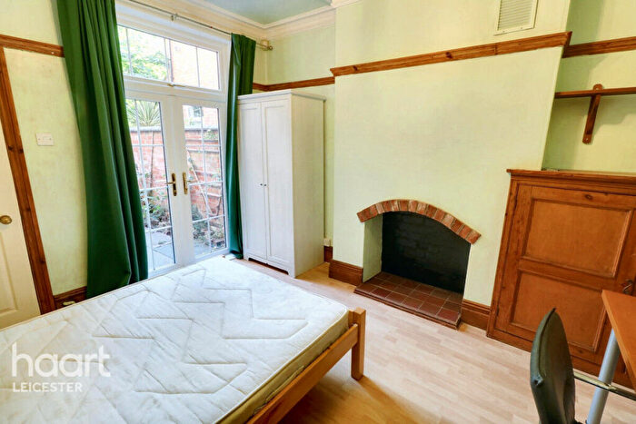 6 Bedroom End Of Terrace House For Sale In Victoria Park Road, Leicester, LE2