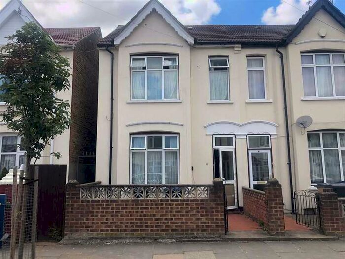 3 Bedroom Flat To Rent In Hambrough Road, Southall, Middlesex, UB1