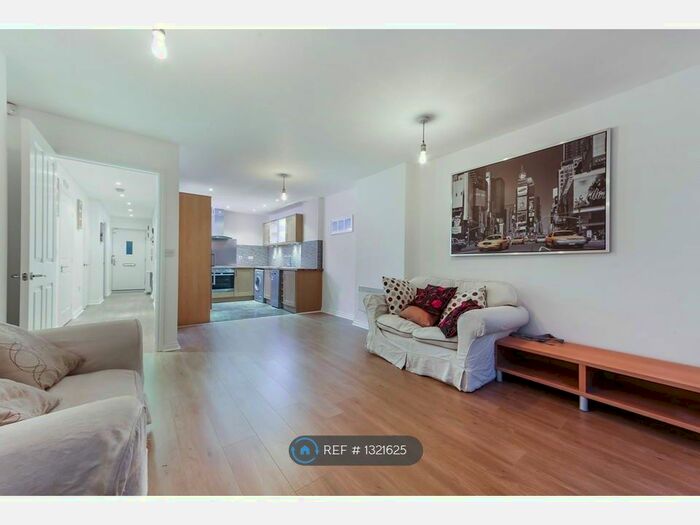 3 Bedroom Flat To Rent In Cottrill Gardens, London E8