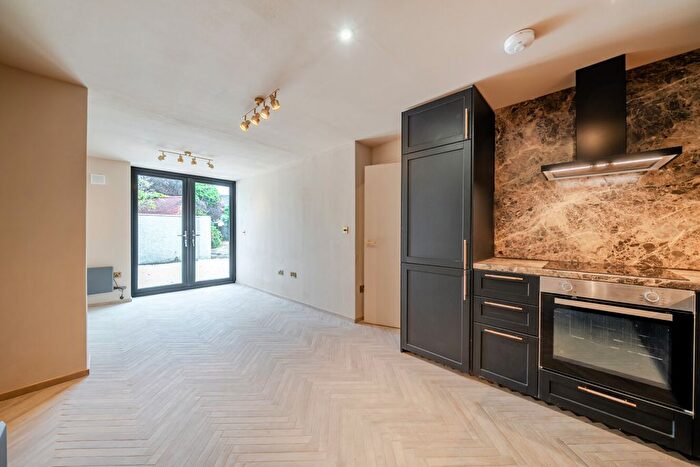 2 Bedroom Flat For Sale In Commonside East, Mitcham, CR4