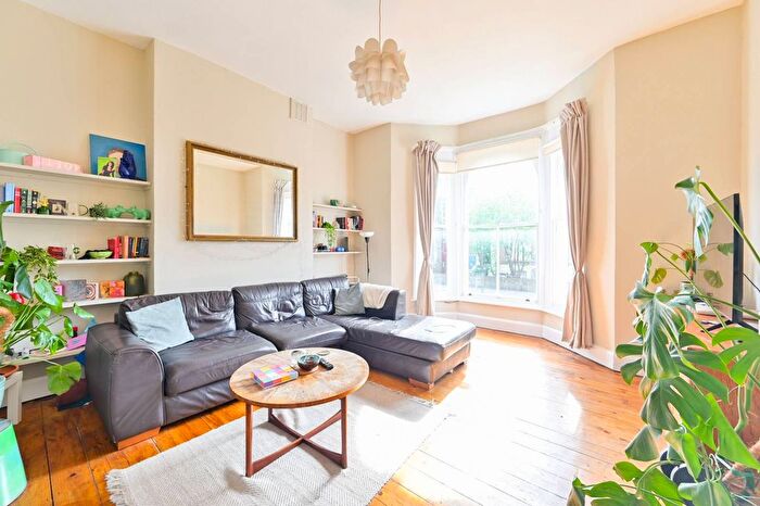 3 Bedroom Flat To Rent In Loughborough Road, Brixton, London, SW9