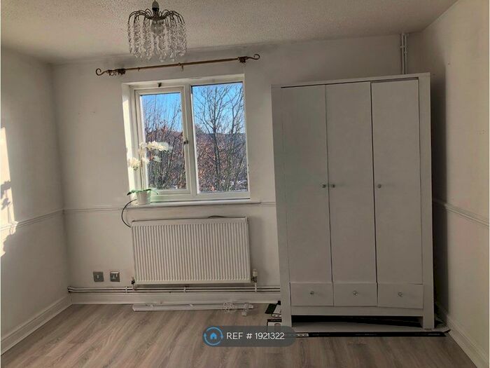 1 Bedroom Flat To Rent In Millhaven Close, Romford, RM6