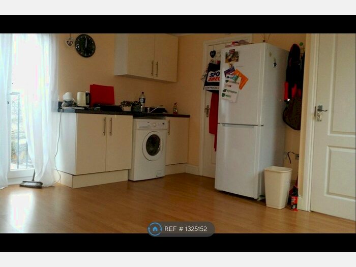 Studio To Rent In Chatsworth Crescent, Hounslow, TW3