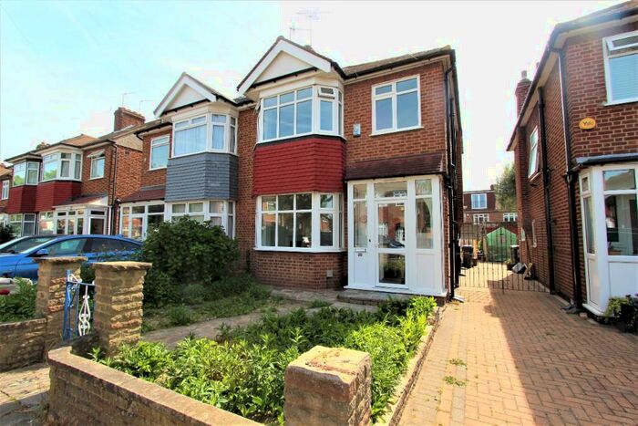 3 Bedroom Semi-Detached House To Rent In Amberley Road, London, EN1