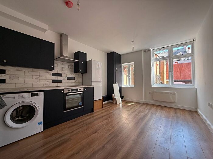 2 Bedroom Flat To Rent In Broad Street, Worcester, WR1