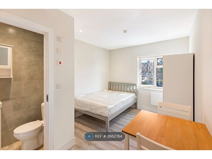 Studio To Rent In Lime Close, South Ockendon, RM15