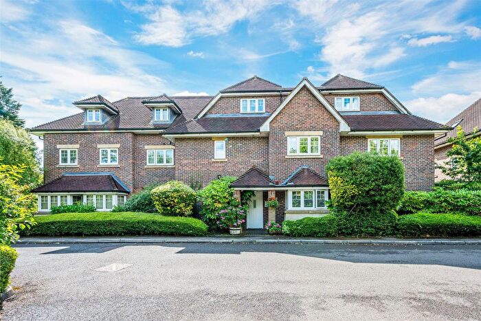3 Bedroom Flat For Sale In Babylon Lane, Lower Kingswood, KT20