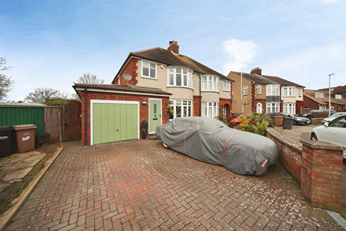 3 Bedroom Semi Detached House For Sale In Lothair Road, Luton, LU2