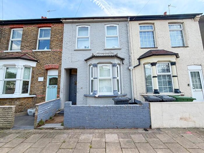 1 Bedroom Flat To Rent In Railway Road, Waltham Cross, Hertfordshire, EN8