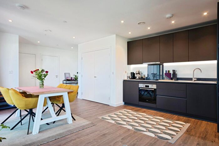 2 Bedroom Flat For Sale In Dipper Drive, London, E3