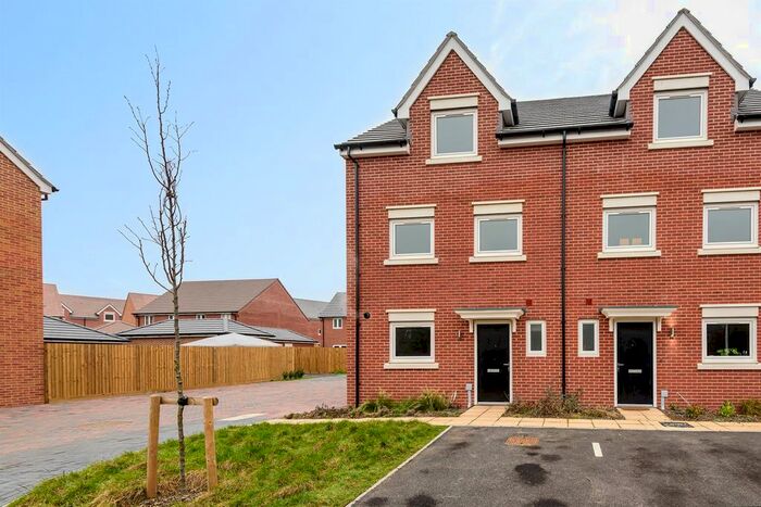 3 Bedroom Semi-Detached House To Rent In Mearing Grove, Shinfield, Reading RG2