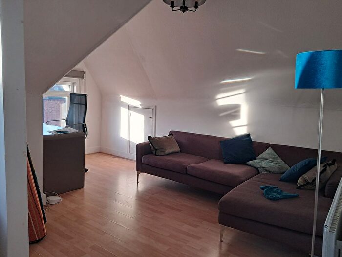 1 Bedroom Flat To Rent In Hopton Road, London, SW16