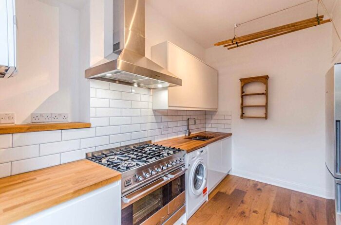 2 Bedroom Flat To Rent In River Street, Islington, London, EC1R