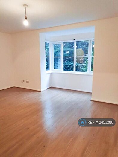 Studio To Rent In Snowdon Drive, London, NW9