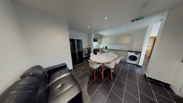 5 Bedroom House To Rent In Charter Avenue, CV4