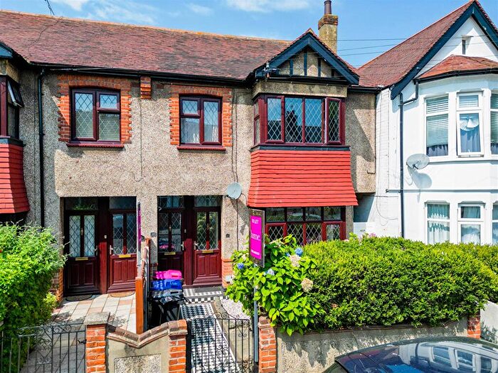 2 Bedroom Flat For Sale In Leigham Court Drive, Leigh-on-Sea, SS9