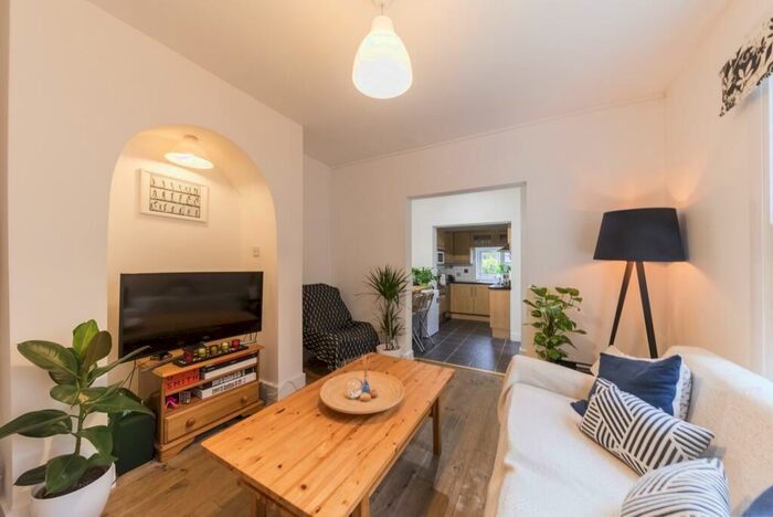 2 Bedroom Flat To Rent In Walm Lane, Willesden Green, NW2