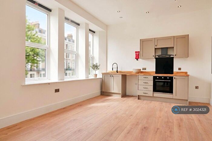 1 Bedroom Flat To Rent In Tudor House, Brighouse, HD6