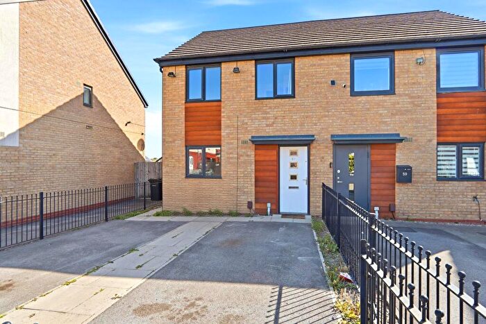 3 Bedroom Semi-Detached House To Rent In Roundwood Avenue, Bradford, BD10