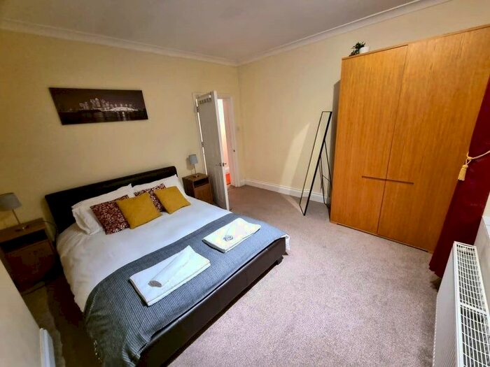 2 Bedroom Flat To Rent In Hartington Road, London, SW8