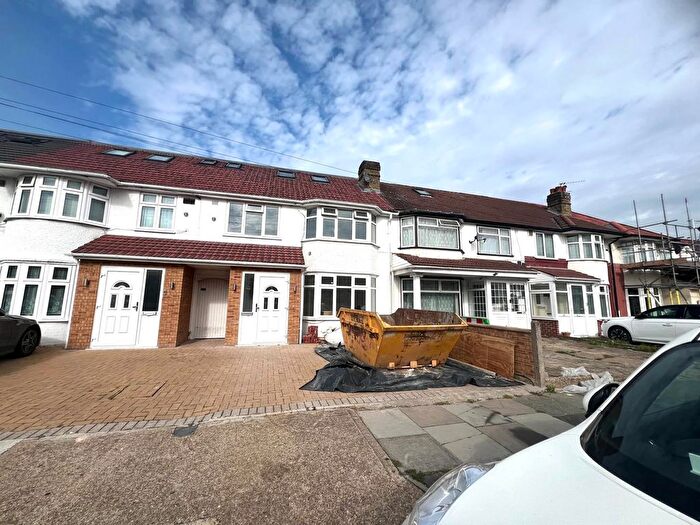 6 Bedroom Semi-Detached House To Rent In Chaucer Avenue, Hounslow, TW4
