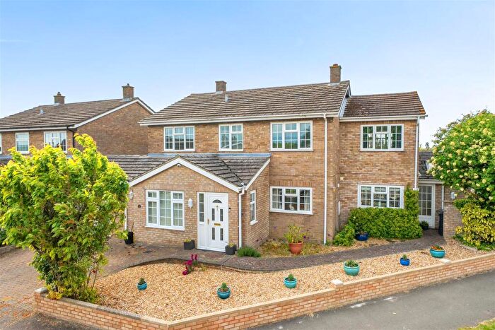 5 Bedroom Detached House For Sale In Vicarage Close, Ravensden, Bedford, MK44