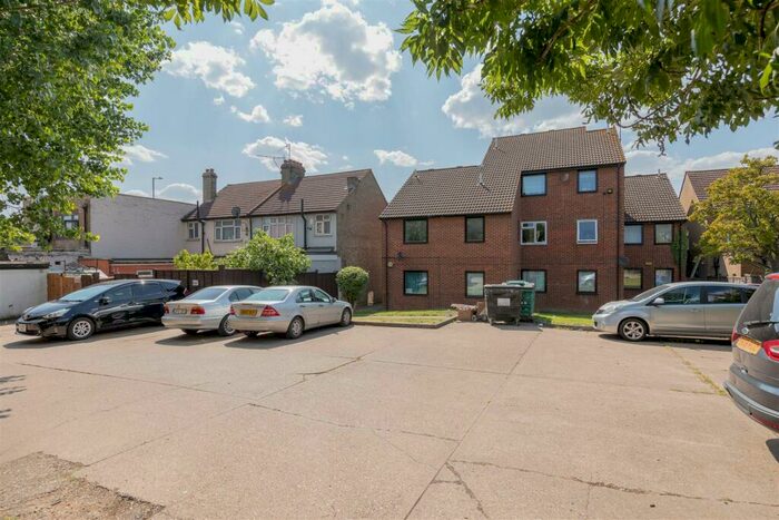 2 Bedroom Apartment To Rent In Hall Lane, Chingford, E4