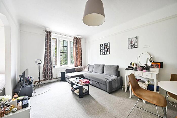 Studio For Sale In Mortimer Crescent, Kilburn, London, NW6