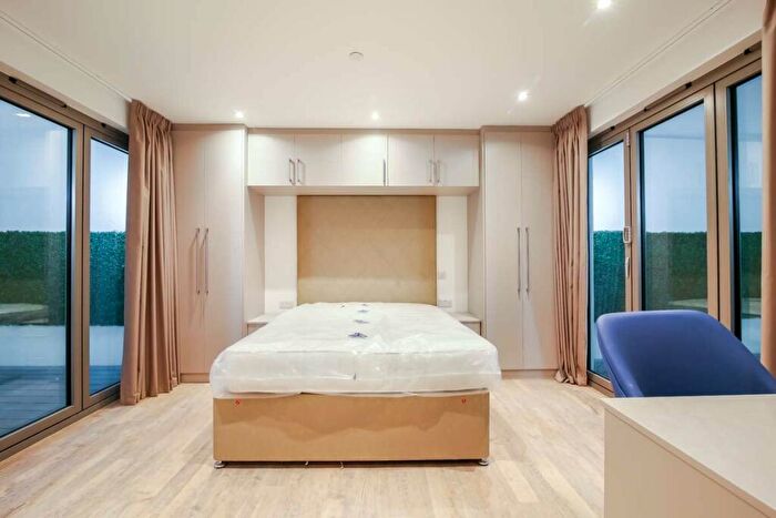 3 Bedroom Apartment To Rent In Hexagon Court, Balham, SW12
