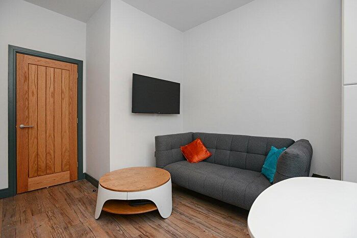1 Bedroom Flat To Rent In Waverley Street, Nottingham, Nottinghamshire, NG7