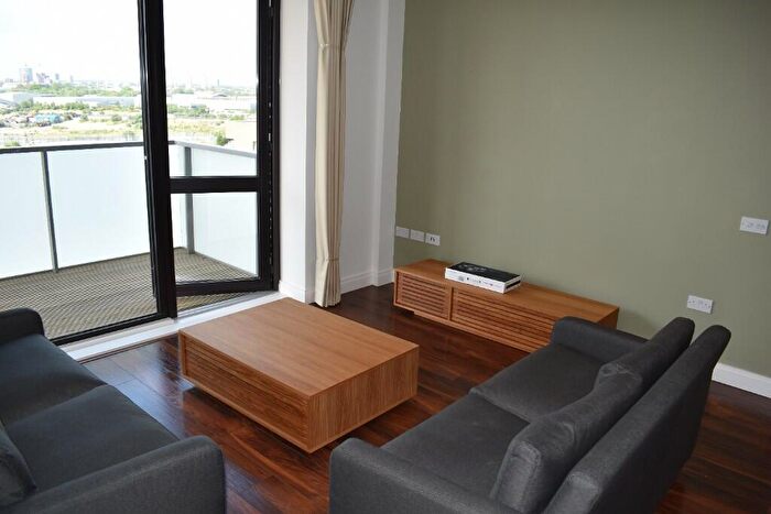2 Bedroom Apartment To Rent In New Village Avenue, London, E14