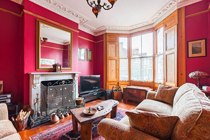 4 Bedroom Semi-detached House For Sale In Shrubland Road, Leyton, London, E10