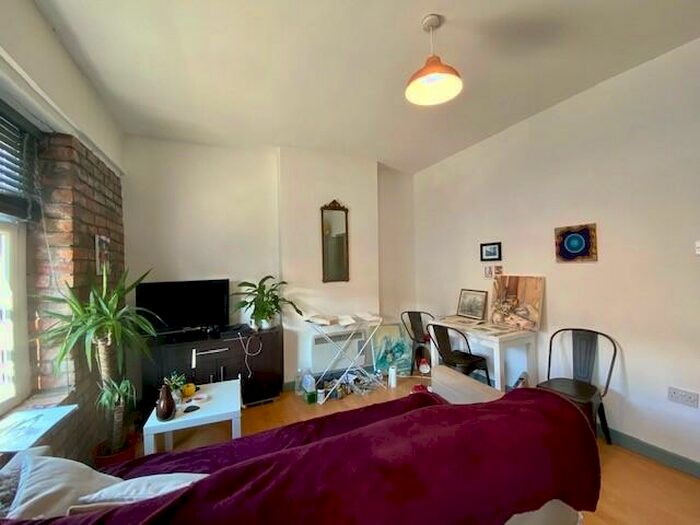 2 Bedroom Flat To Rent In Glenroy Street, Cardiff, CF24