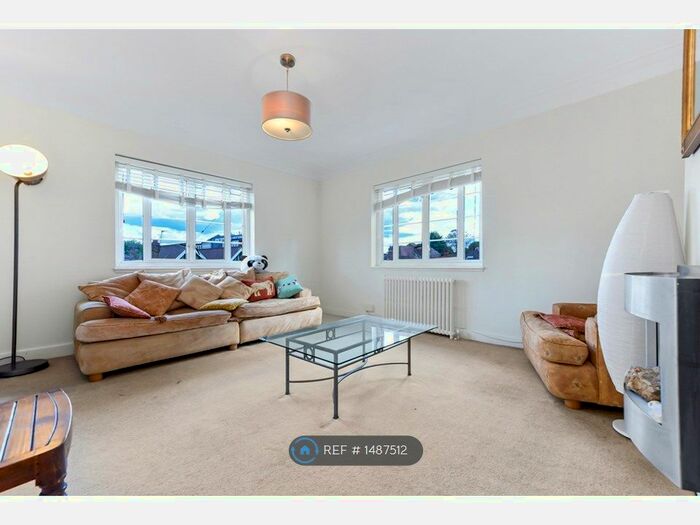 3 Bedroom Flat To Rent In Sutton Court Road, London, W4