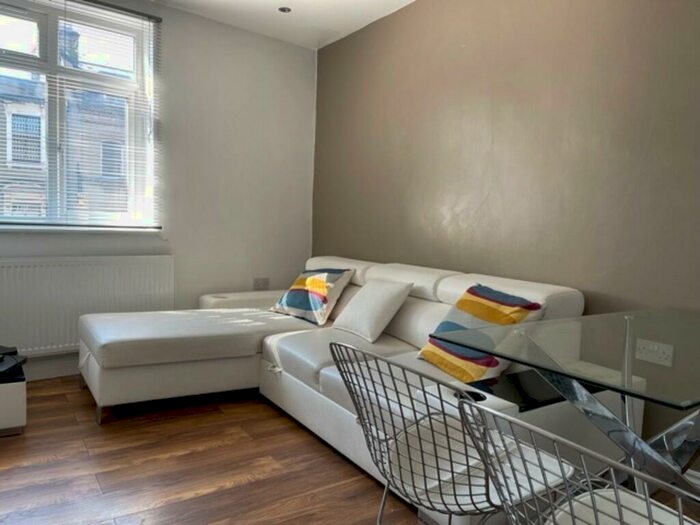 2 Bedroom Apartment To Rent In Bethnal Green Road, London, E2