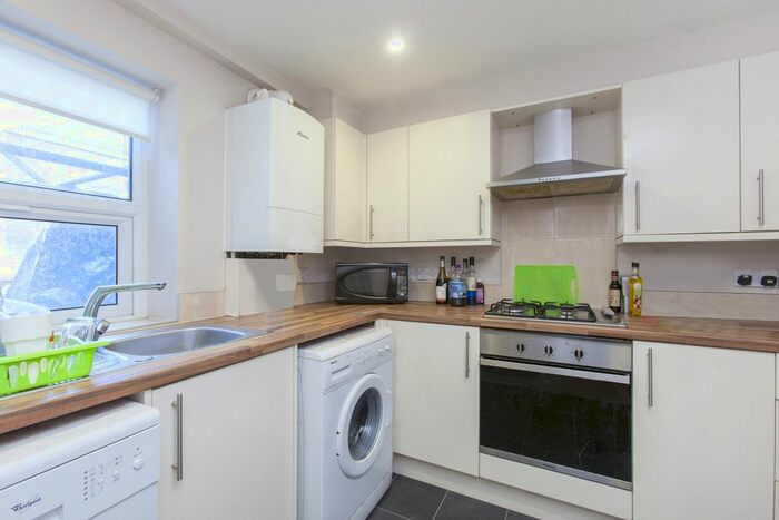 2 Bedroom Flat To Rent In Kentish Town Road, London, NW5