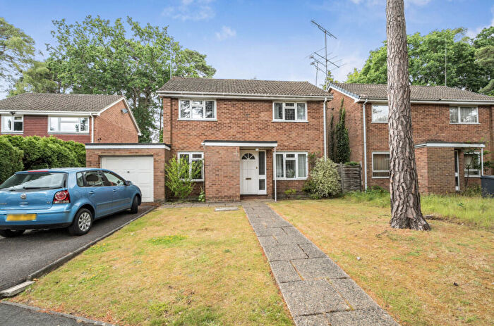 3 Bedroom Detached House For Sale In Pendragon Way, Camberley, Surrey, GU15